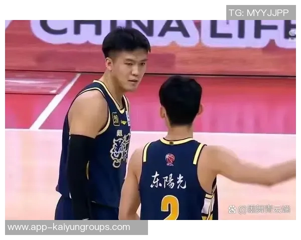 媒体人分享广东全运男篮探班照片赵睿身穿北京T恤与胡明轩崔永熙同框合影