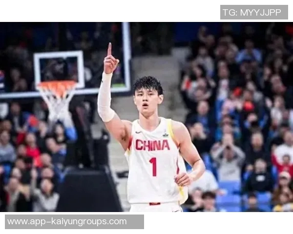 曾凡博上场即紧逼布克遭吹防守犯规展现CBA防守强度 曾凡博上场即紧逼布克遭吹防守犯规展现CBA防守强度