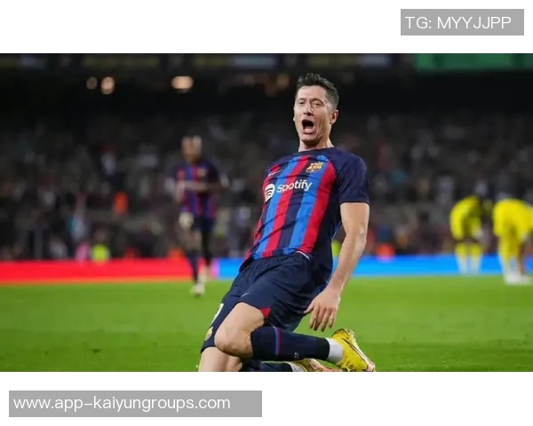 马卡报报道莱万上半场不适巴萨对其坚持比赛表示不满 马卡报报道莱万上半场不适巴萨对其坚持比赛表示不满