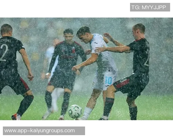 因暴雨导致球场积水严重欧协联一场比赛被迫中断引发关注 因暴雨导致球场积水严重欧协联一场比赛被迫中断引发关注