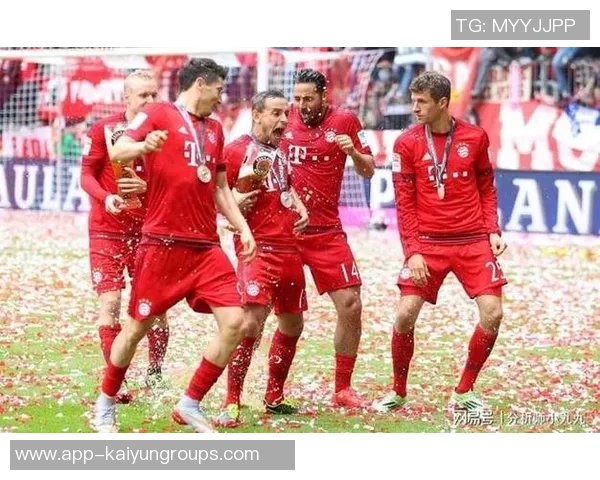 拜仁25-26赛季全家福揭晓夏窗四新援与德超杯奖杯沙拉盘同框亮相 拜仁25-26赛季全家福揭晓夏窗四新援与德超杯奖杯沙拉盘同框亮相